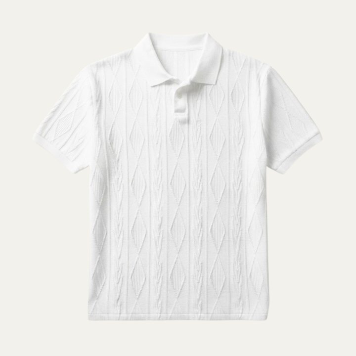 Weißes Herren-Strick-Poloshirt mit kurzem Arm, Polokragen und markantem, plastischem Rautenmuster.