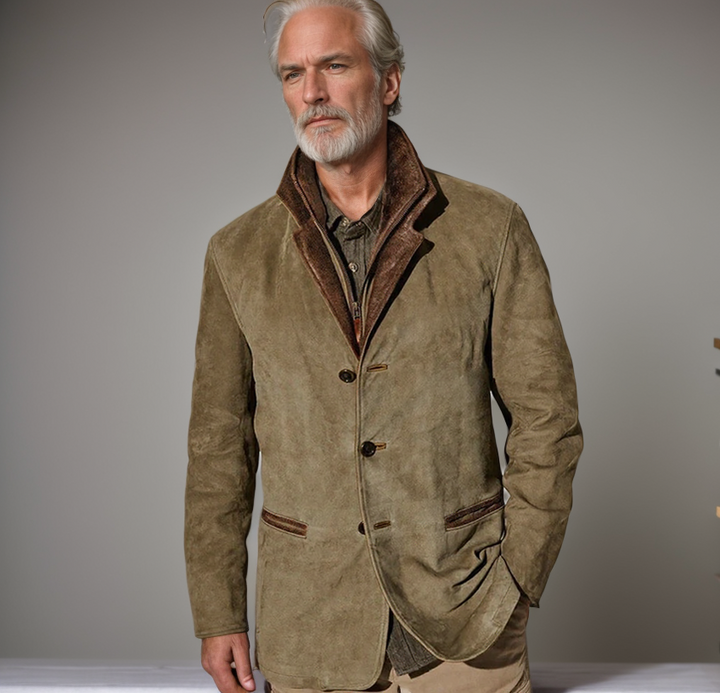 Stilvolle Herrenjacke in olivgrüner Wildleder-Optik mit Reverskragen, Knopfverschluss und eleganten Kontrastdetails.