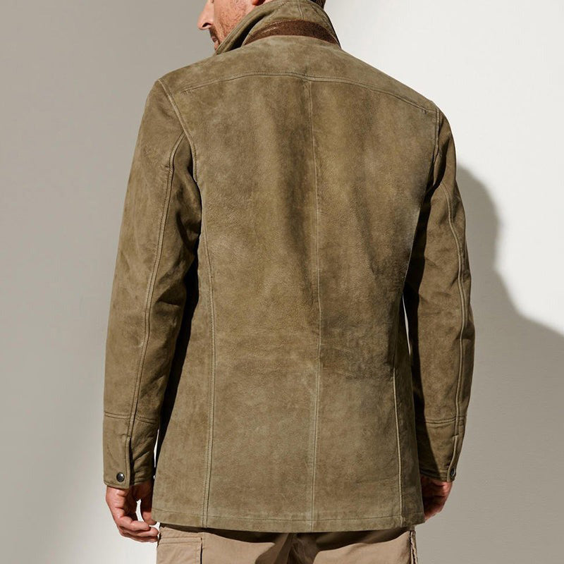 Stilvolle Herrenjacke in olivgrüner Wildleder-Optik mit Reverskragen und strukturierter Passform für einen eleganten Look.