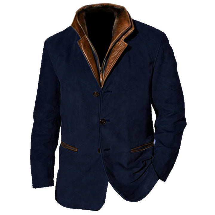Dunkelblaue Herrenjacke in Wildleder-Optik mit braunem Kontrast-Reverskragen und elegantem Knopfverschluss.