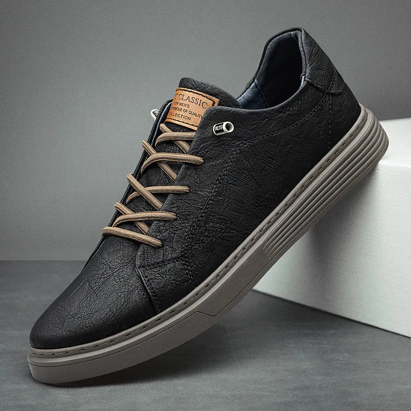 Schwarzer Herren-Sneaker mit strukturierter Oberfläche, braunen Schnürsenkeln und gerippter grauer Sohle.