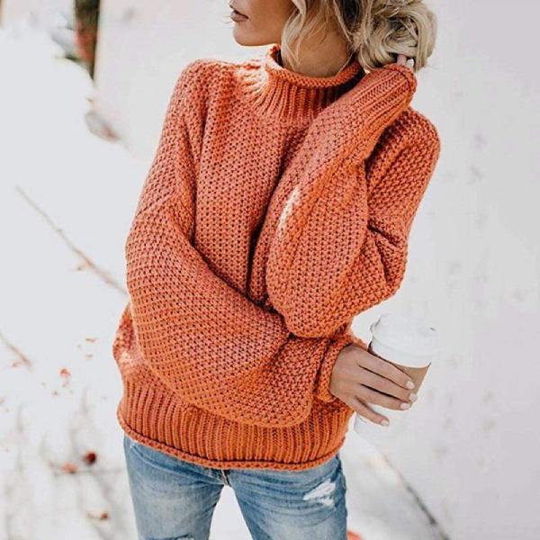 Orangefarbener Damen-Grobstrickpullover mit hohem Rollkragen, gerippten Bündchen und lockerer Passform.