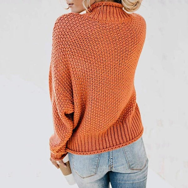 Rostfarbener Damen-Grobstrickpullover mit Rollkragen und gerippten Bündchen in entspannter Passform.