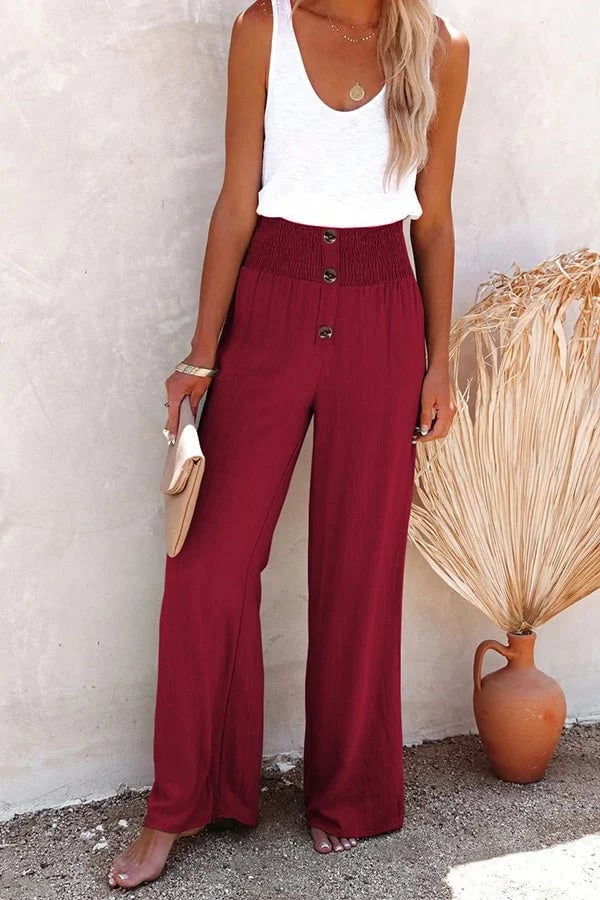 Dunkelrote High-Waist-Hose mit weitem Bein, gesmoktem Bund und dekorativer Knopfleiste aus leichtem Stoff.