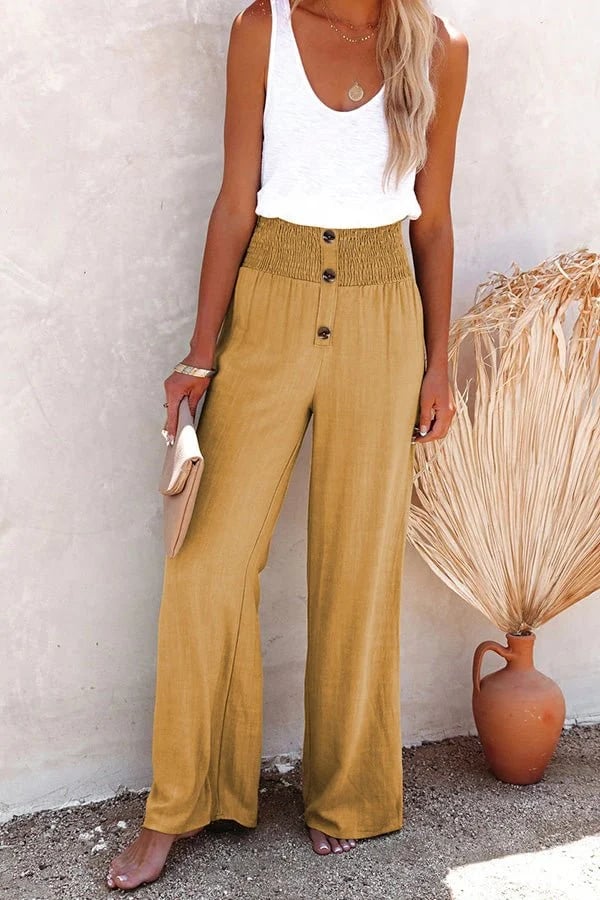 Senfgelbe High-Waist-Hose mit weitem Bein, gesmoktem Bund und dekorativer Knopfleiste aus leichtem Stoff.