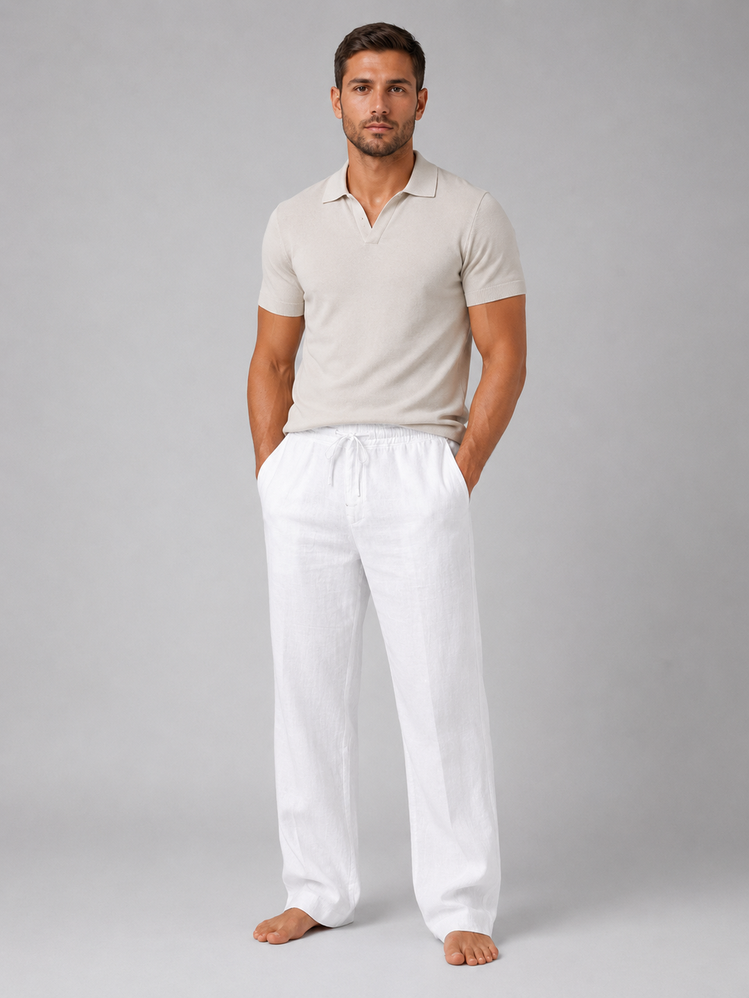 Weiße Herren-Leinenhose mit elastischem Bund, Kordelzug und lockerer Passform, kombiniert mit einem beigen Poloshirt.