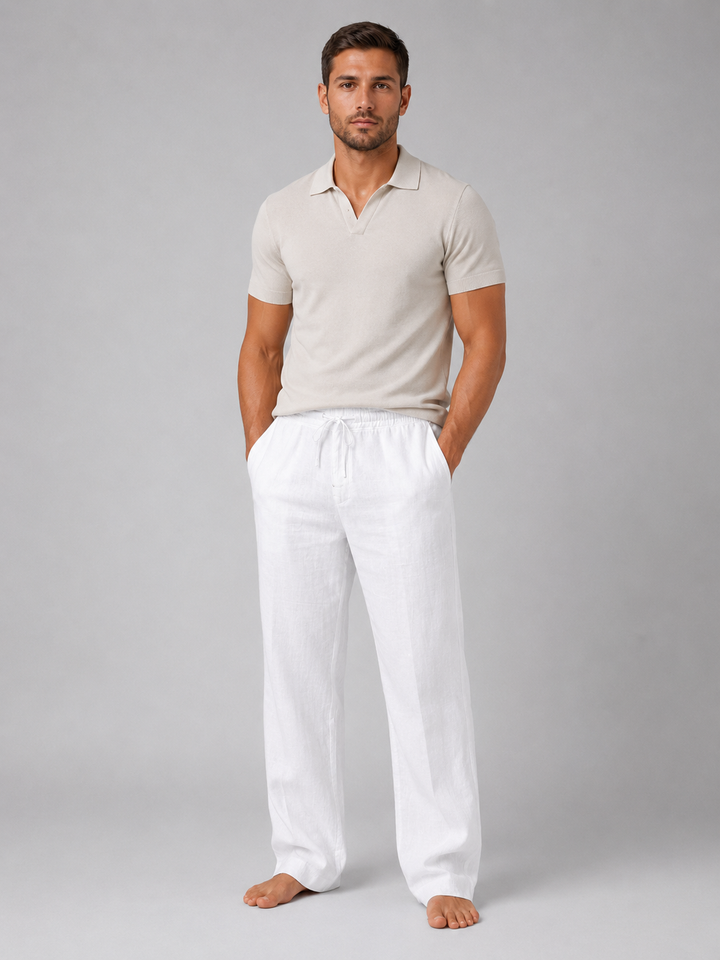 Weiße Herren-Leinenhose mit elastischem Bund, Kordelzug und lockerer Passform, kombiniert mit einem beigen Poloshirt.