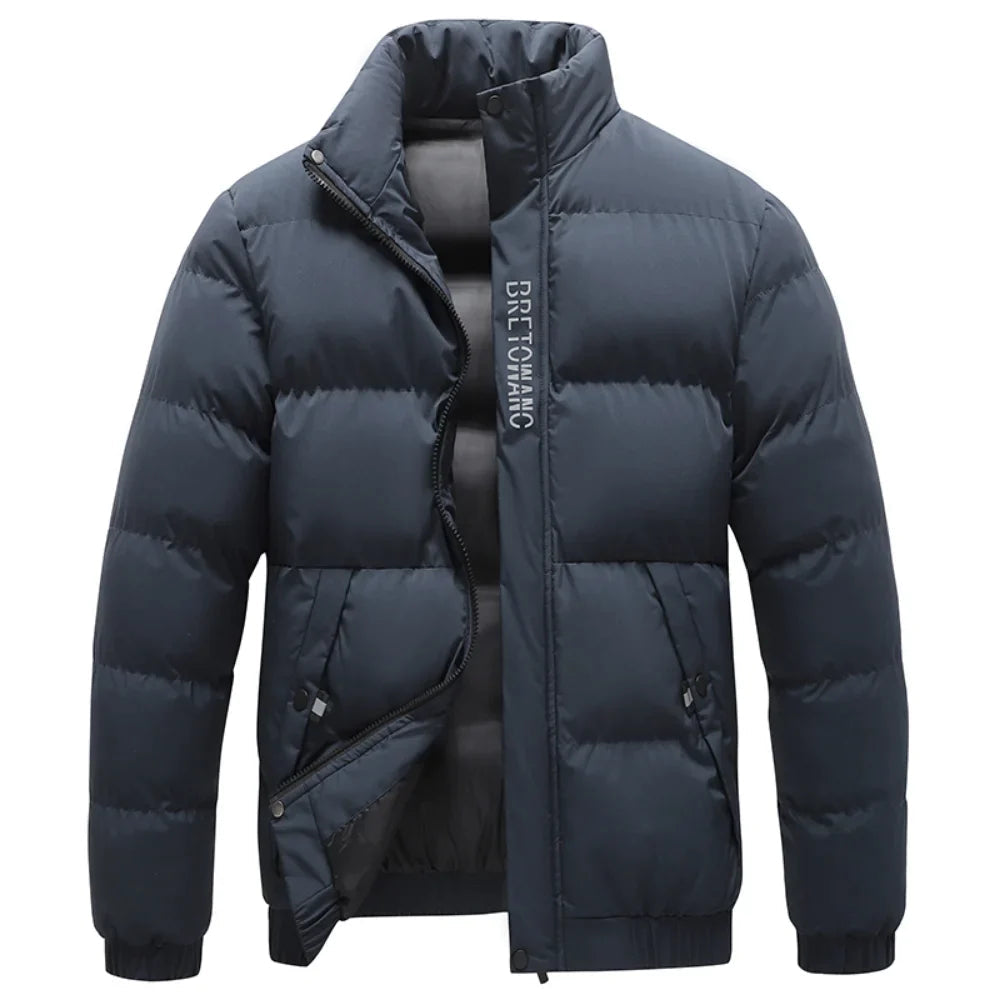 Dunkelblaue Herren-Steppjacke Julian mit Stehkragen, Reißverschluss und seitlichen Taschen für den Winter.