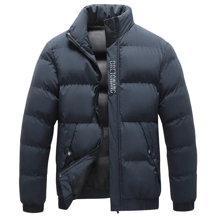 Dunkelblaue Herren-Steppjacke Julian mit Stehkragen, Reißverschluss und seitlichen Taschen für den Winter.