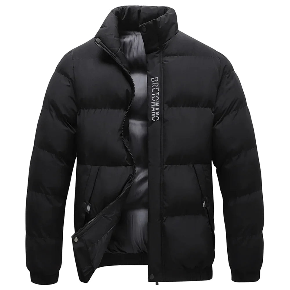 Schwarze Julian Herren-Steppjacke mit Stehkragen, Reißverschluss und gefüttertem Design für kalte Wintertage.