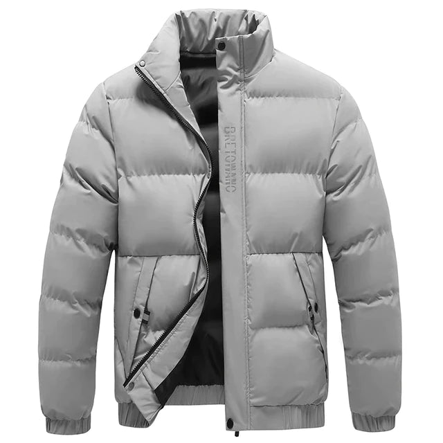 Graue Herren-Steppjacke Julian mit Stehkragen, Reißverschlusstaschen und wattiertem Design für den Winter.