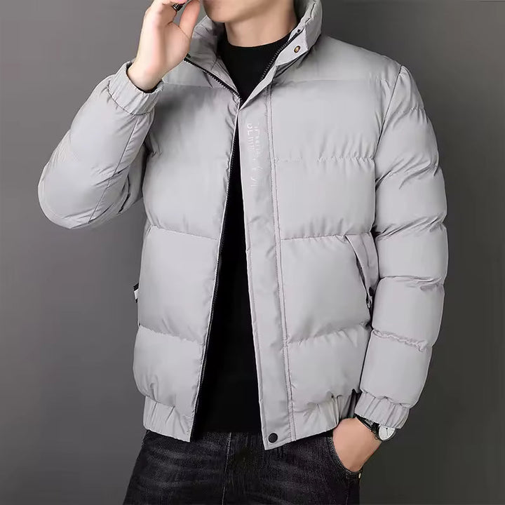Graue Herren-Steppjacke Julian mit Stehkragen, Reißverschluss und gefütterter Optik für den Winter.
