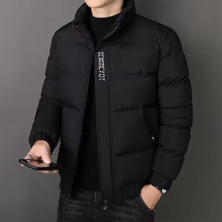 Schwarze Herren-Steppjacke mit Stehkragen, Reißverschluss und weißem Logo-Print auf der Brust für kalte Wintertage.