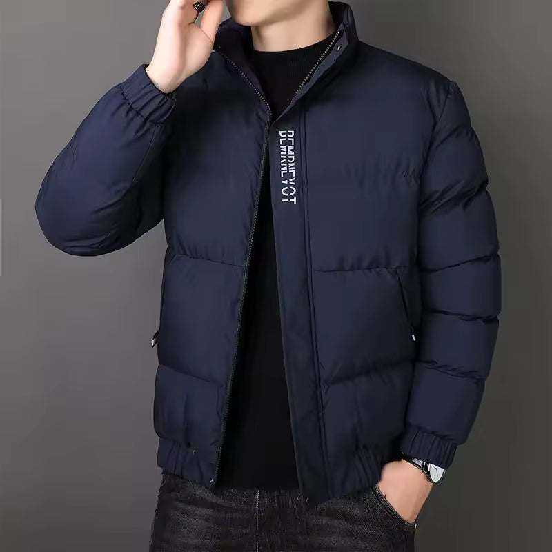 Dunkelblaue Herren-Steppjacke mit Stehkragen, Reißverschluss und weißem Logo-Print auf der Brust.