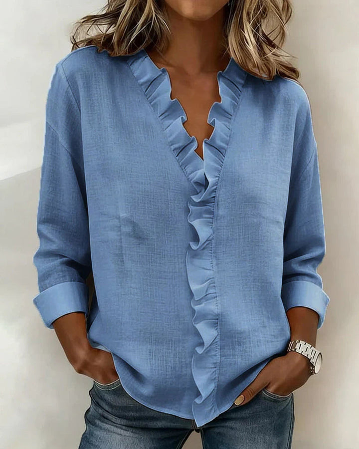 Blaues Damen-Langarmtop Katja mit V-Ausschnitt und feinen Rüschen in Leinenoptik.