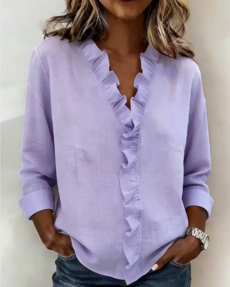 Katja Damen-Top in Hellviolett mit V-Ausschnitt, Rüschen und langen Ärmeln.
