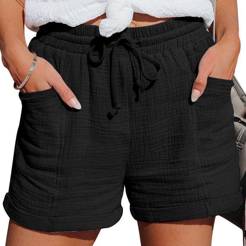 Schwarze Damen-Shorts aus strukturiertem Stoff mit elastischem Kordelzugbund, Seitentaschen und umgeschlagenen Säumen.
