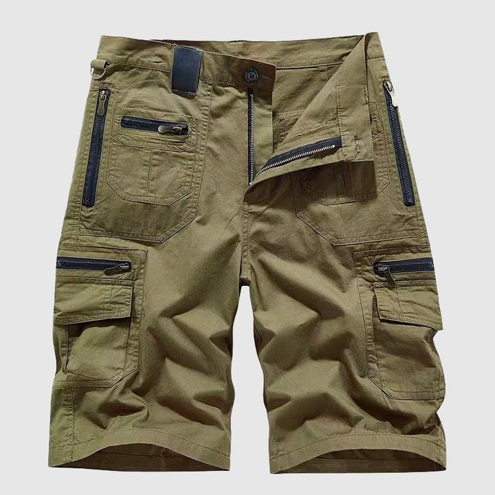 Olivgrüne Kilian Cargo-Shorts für Herren mit Reißverschluss- und Klappentaschen, Knopfverschluss und Gürtelschlaufen.