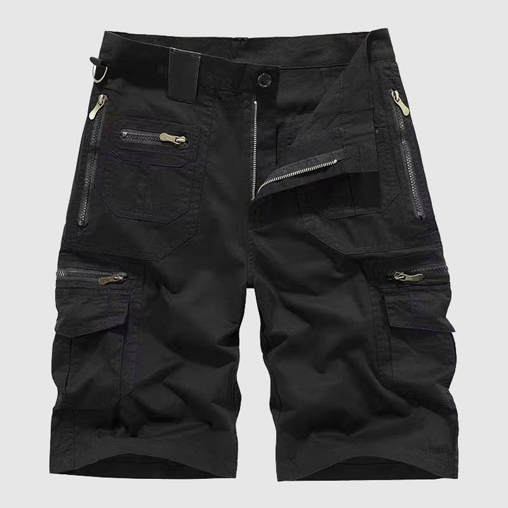 Schwarze Kilian Cargo-Shorts für Herren mit Reißverschlusstaschen, Knopfverschluss und Gürtelschlaufen.