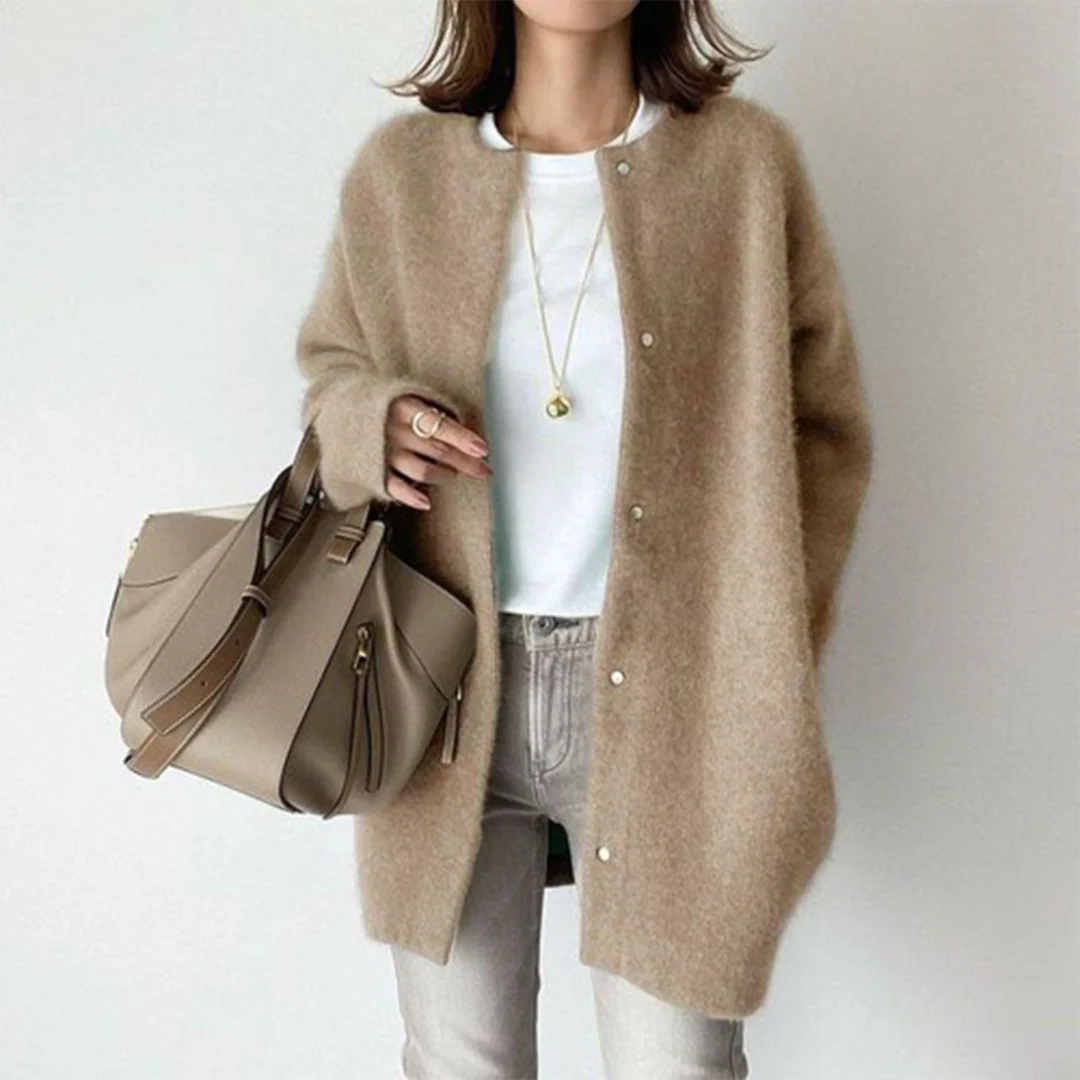 Beige Oversize-Strickjacke mit Rundhals und Knopfleiste aus weichem Material für einen lässigen, modernen Look.