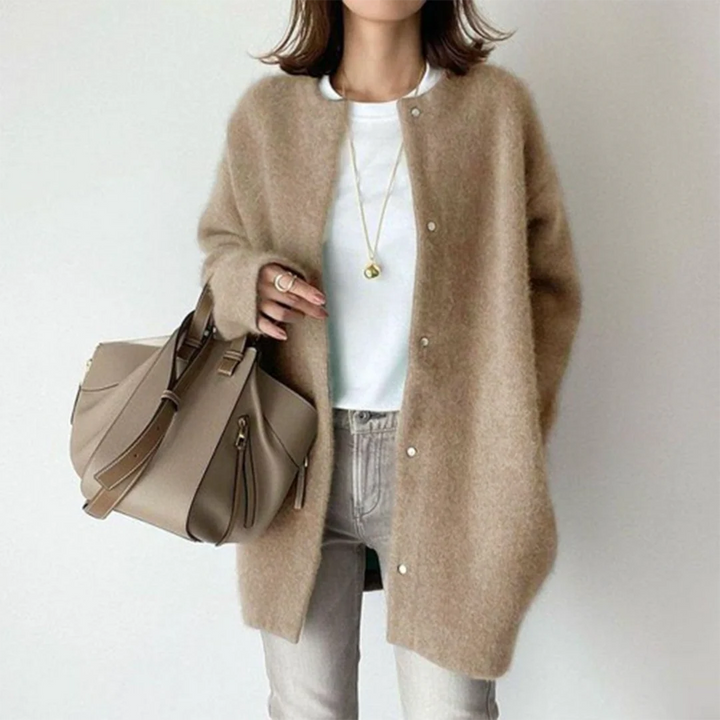 Beige Oversize-Strickjacke mit Rundhals und Knopfleiste aus weichem Material für einen lässigen, modernen Look.