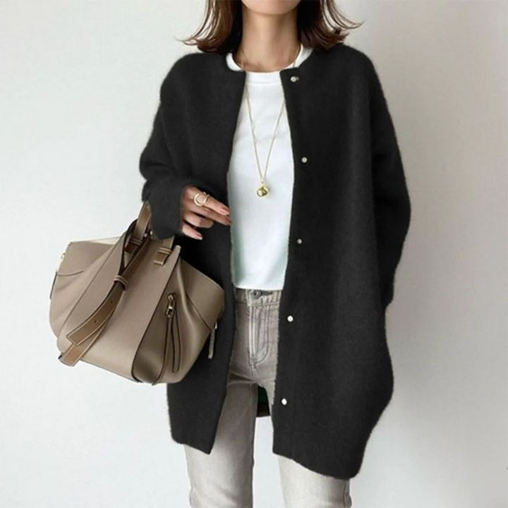 Schwarze Oversize-Strickjacke mit Rundhals und Knopfleiste aus weichem Material für einen modernen Layering-Look.