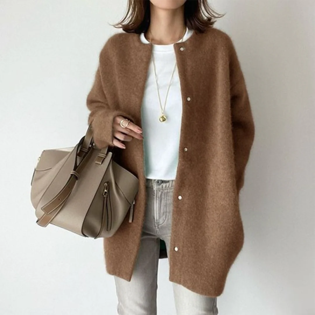 Braune Oversize-Strickjacke mit Rundhals und Knopfleiste für einen eleganten, weichen Layering-Look.