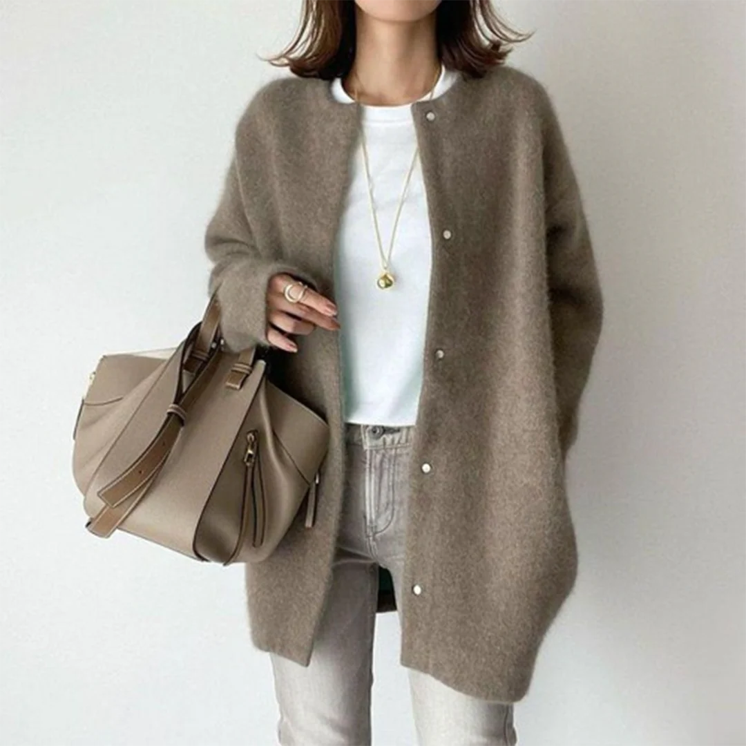 Beigefarbene Oversize-Strickjacke mit Rundhals und Knopfleiste für einen eleganten, weichen Lagen-Look.