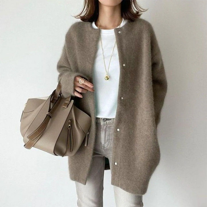 Beigefarbene Oversize-Strickjacke mit Rundhals und Knopfleiste für einen eleganten, weichen Lagen-Look.