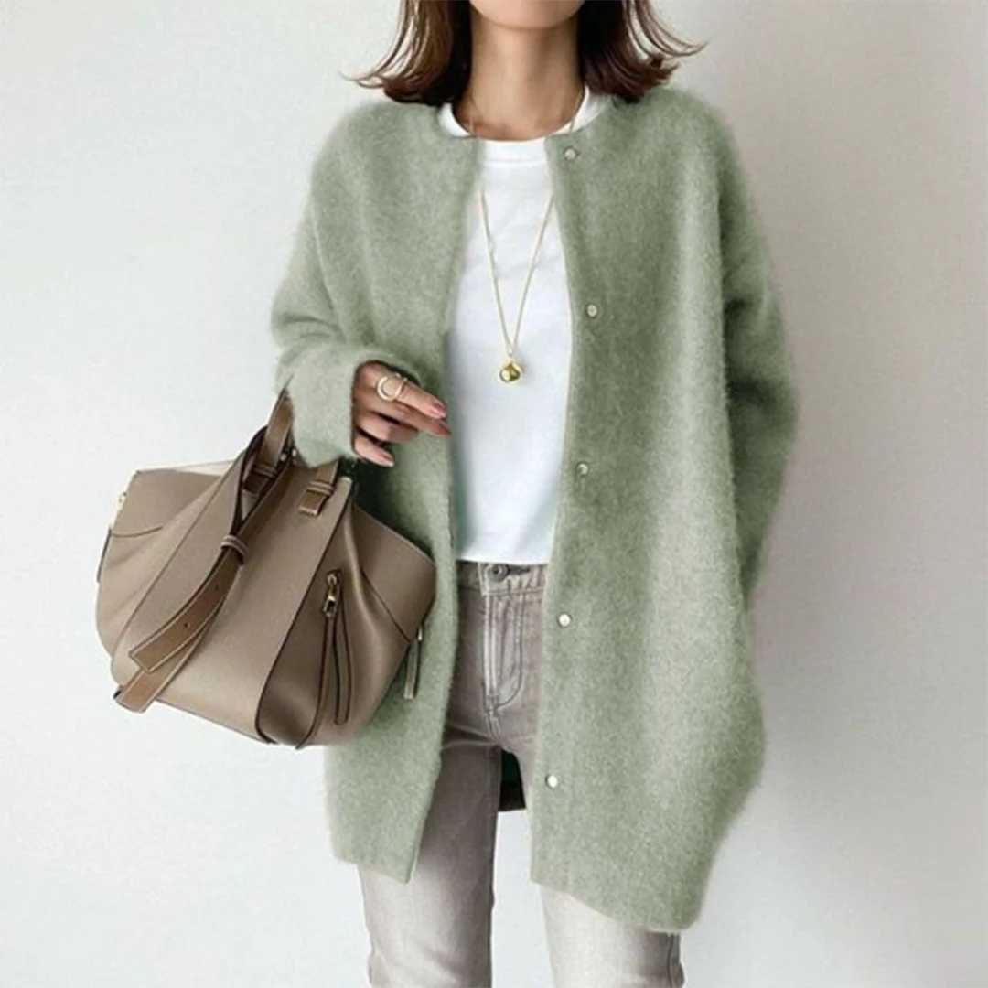 Salbeigrüne Oversize-Strickjacke mit Rundhals und Knopfleiste aus weichem Strick für einen lässigen Lagen-Look.