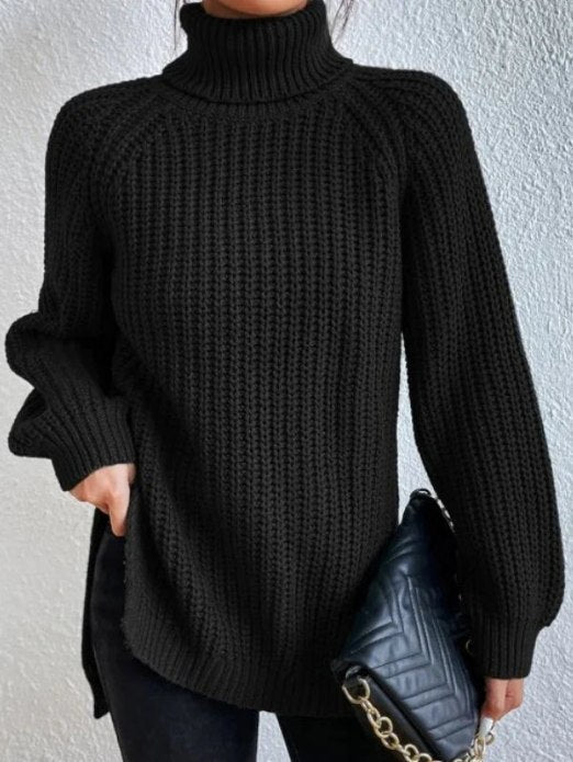 Schwarzer, gerippter Damen-Rollkragenpullover in lockerer Passform mit seitlichen Schlitzen für einen eleganten Winter-Look.