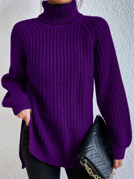 Lila gerippter Damen-Rollkragenpullover mit lockerer Passform, hohem Kragen und modischen Seitenschlitzen.