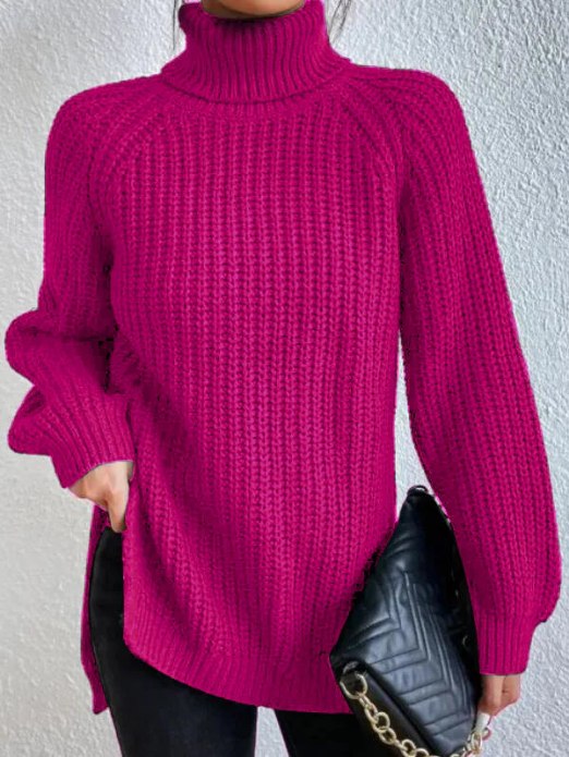Fuchsiafarbener, gerippter Damen-Rollkragenpullover mit lockerer Passform und seitlichen Schlitzen für einen modernen Look.
