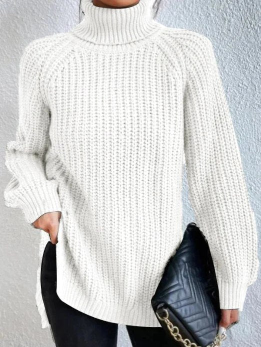 Weißer, gerippter Damen-Rollkragenpullover mit lockerer Passform und seitlichen Schlitzen für einen eleganten Winter-Look.