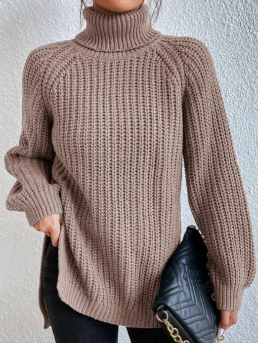 Beiger, gerippter Damen-Rollkragenpullover in lockerer Passform mit seitlichen Schlitzen für einen stilvollen Winter-Look.