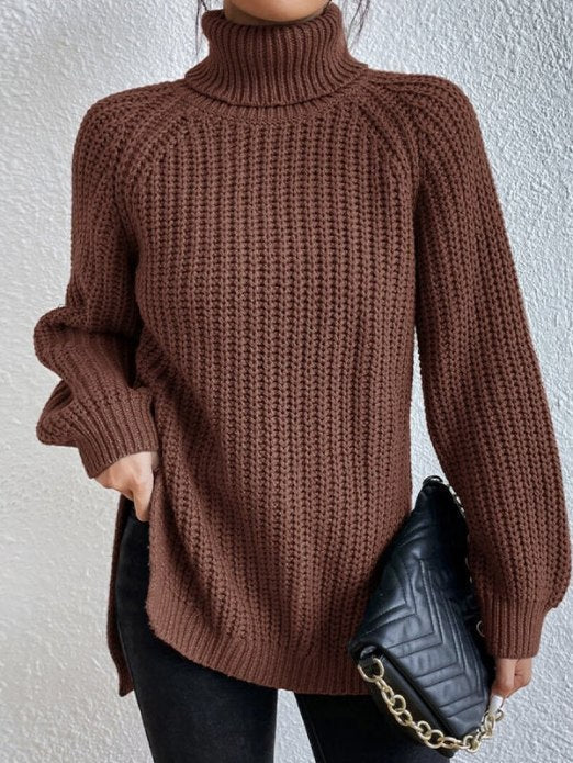 Brauner, gerippter Damen-Rollkragenpullover mit lockerer Passform und seitlichen Schlitzen für einen stilvollen Winter-Look.