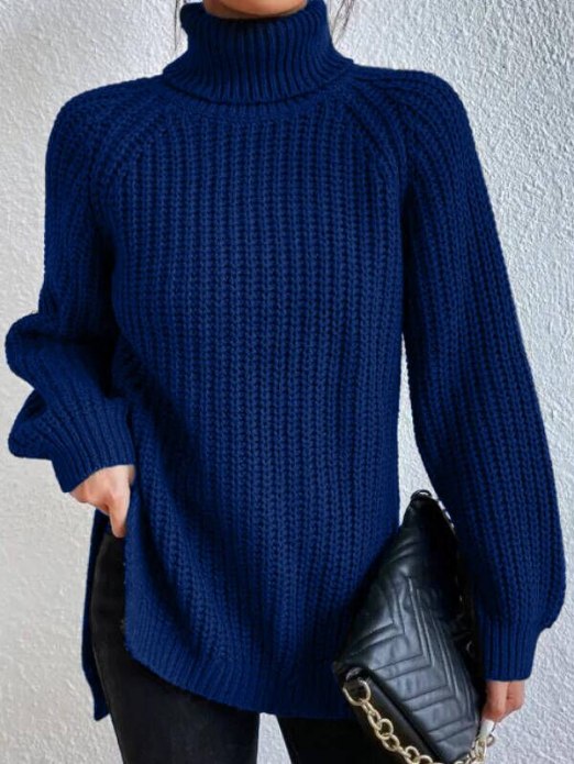 Dunkelblauer, gerippter Rollkragenpullover mit lockerer Passform und seitlichen Schlitzen für einen gemütlichen Winter-Look.