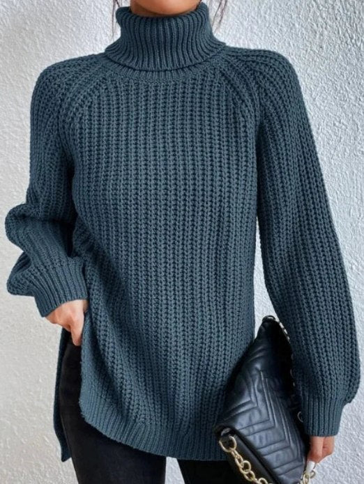 Dunkelgrüner, gerippter Damen-Rollkragenpullover mit lockerer Passform, langen Ärmeln und modischen Seitenschlitzen.