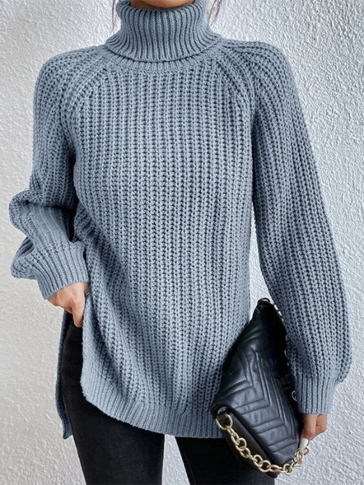 Blauer, gerippter Damen-Rollkragenpullover mit lockerer Passform, langen Ärmeln und modischen Seitenschlitzen am Saum.