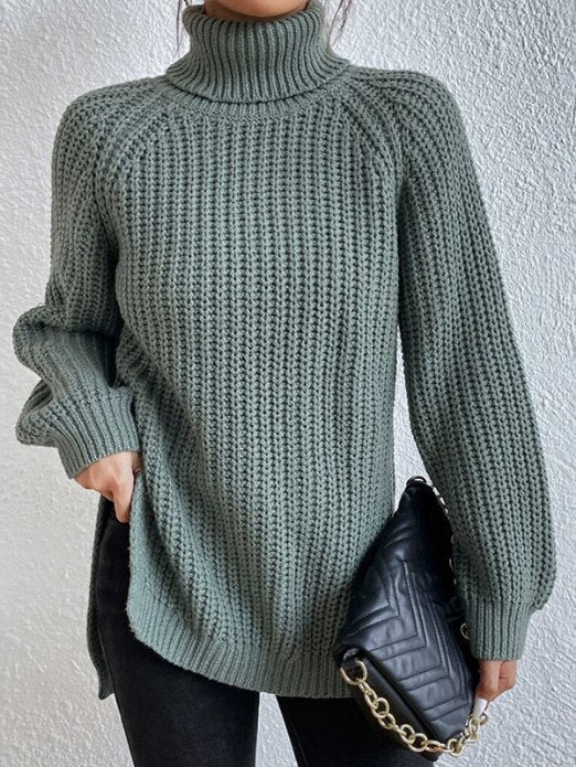 Salbeigrüner Damen-Rollkragenpullover in grober Rippstrick-Optik mit lockerer Passform und seitlichen Saumschlitzen.