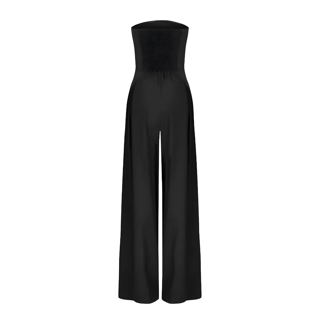 Schwarzer, trägerloser Larissa Jumpsuit mit weitem Bein und gerafftem Rückenteil.