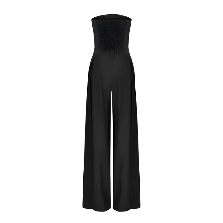 Schwarzer, trägerloser Larissa Jumpsuit mit weitem Bein und gerafftem Rückenteil.