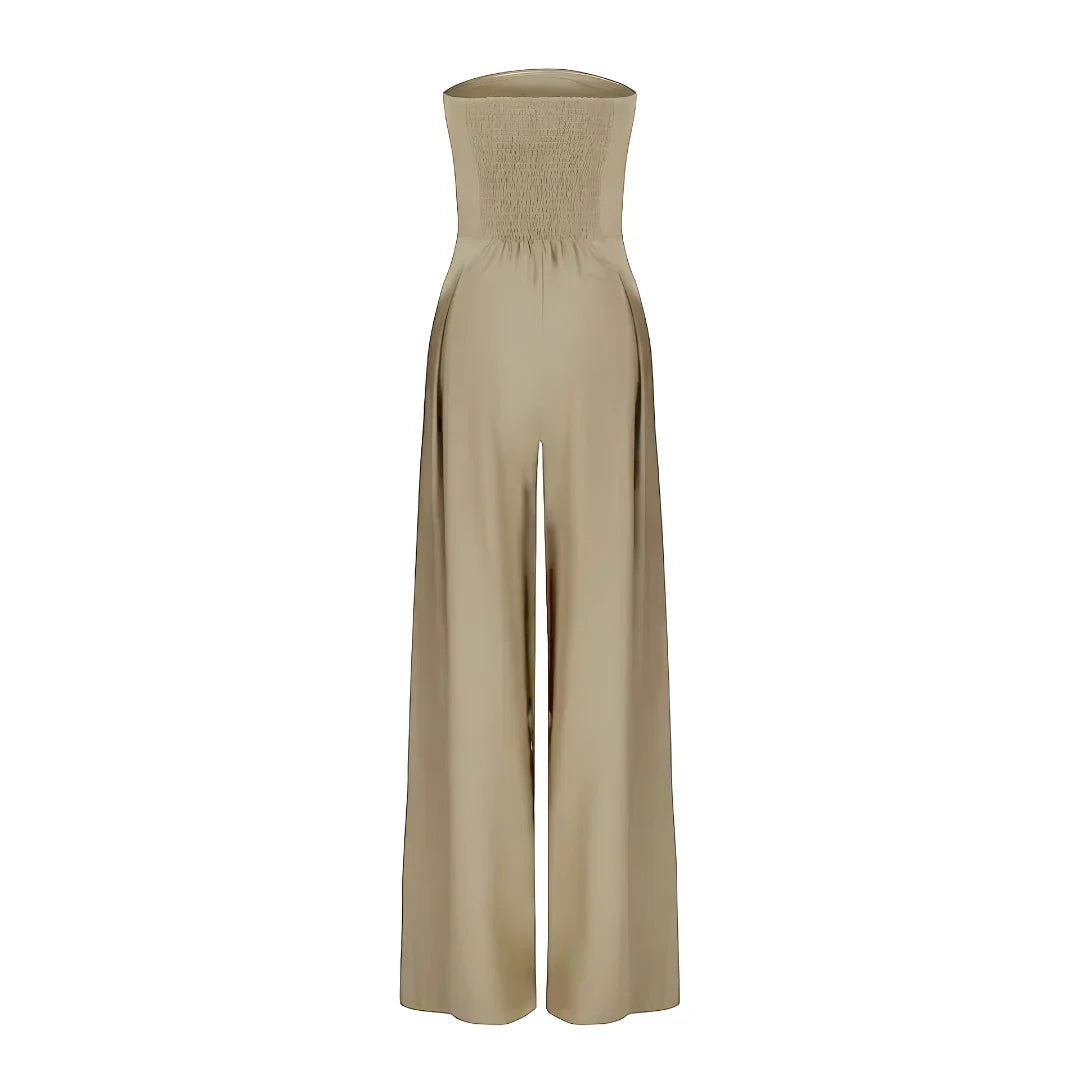 Trägerloser Larissa Jumpsuit in Beige mit weitem Bein und gerafftem Rückenteil.