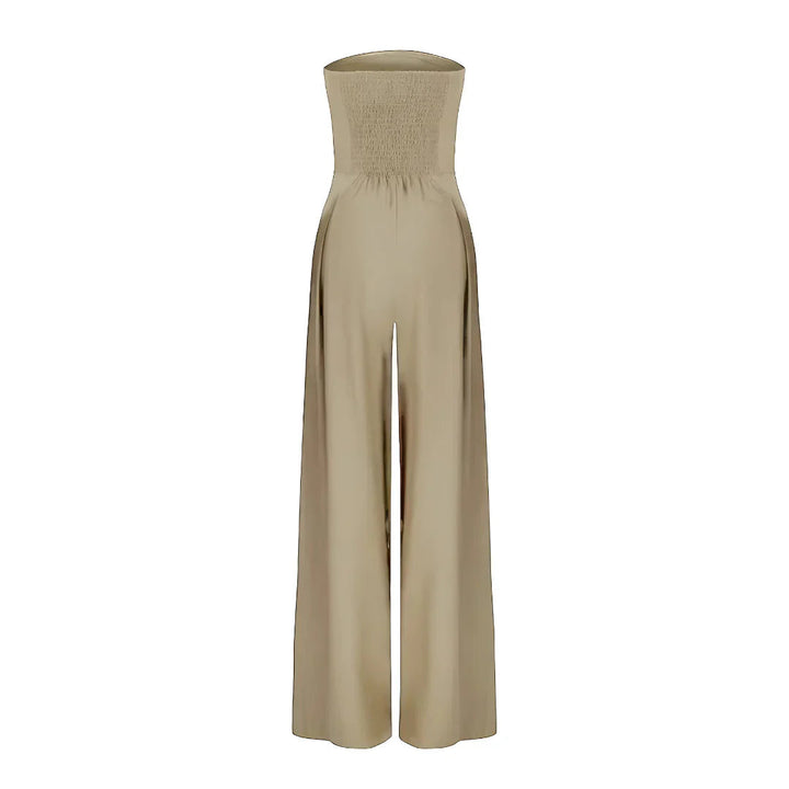 Trägerloser Larissa Jumpsuit in Beige mit weitem Bein und gerafftem Rückenteil.