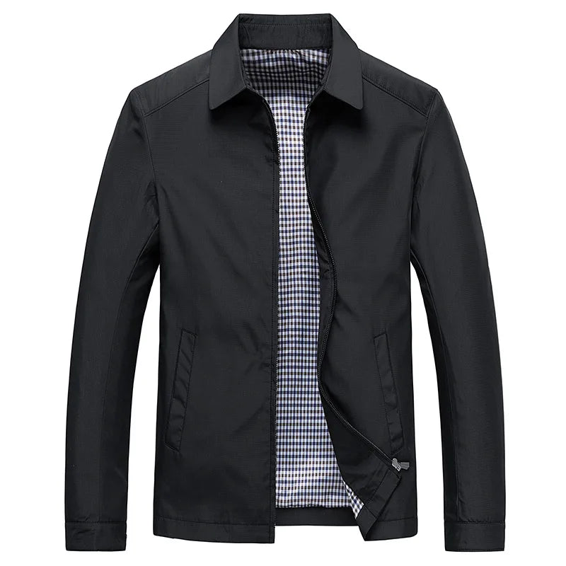 Schwarze Herren-Übergangsjacke mit Reißverschluss, Umlegekragen und stilvollem kariertem Innenfutter für einen modernen Look.