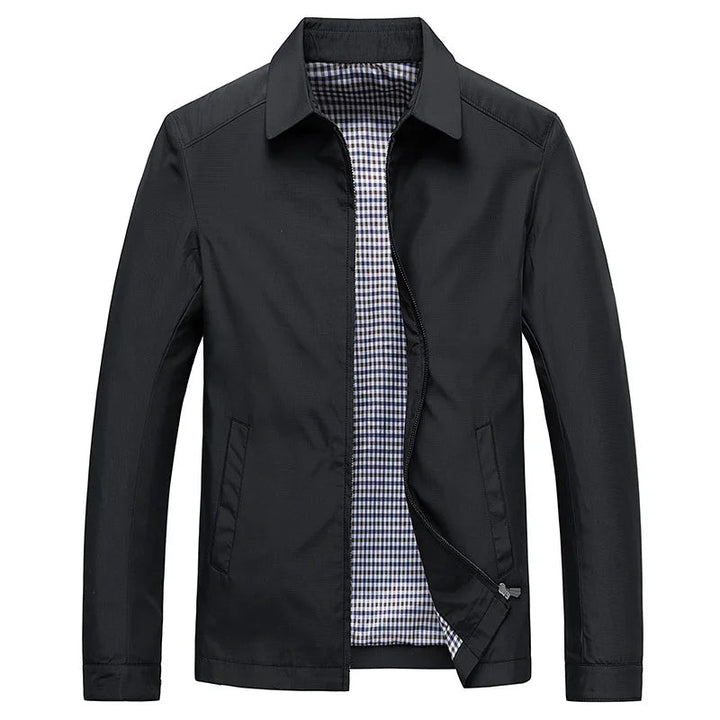 Schwarze Herren-Übergangsjacke mit Reißverschluss, Umlegekragen und stilvollem kariertem Innenfutter für einen modernen Look.