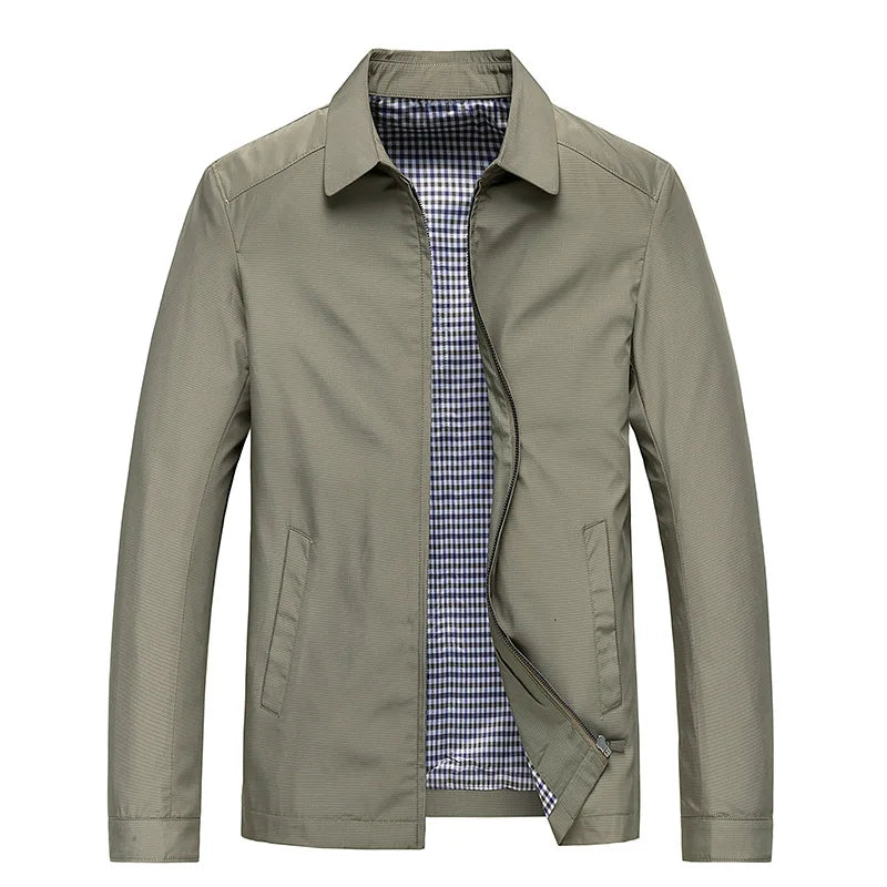 Olivegrüne Herren-Übergangsjacke mit Reißverschluss, Umlegekragen und stilvollem kariertem Innenfutter.