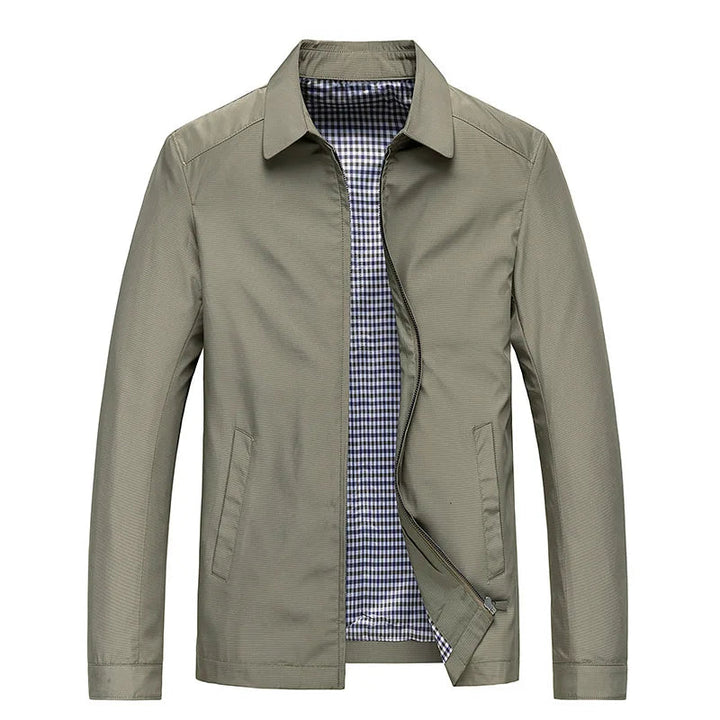 Olivegrüne Herren-Übergangsjacke mit Reißverschluss, Umlegekragen und stilvollem kariertem Innenfutter.