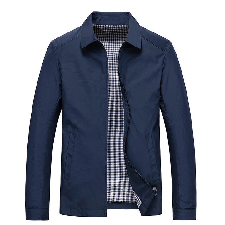 Dunkelblaue Herrenjacke mit Reißverschluss, Umlegekragen und stilvollem kariertem Innenfutter für einen eleganten Look.