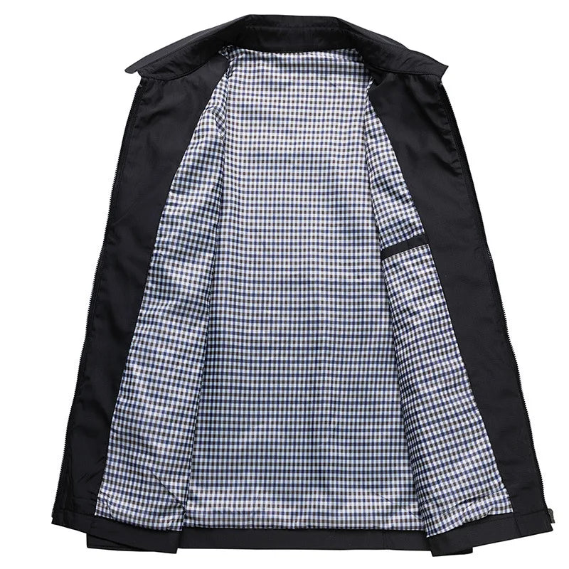 Schwarze Herrenjacke Lars mit Reißverschluss, Umlegekragen und stilvollem kariertem Innenfutter für einen gepflegten Look.